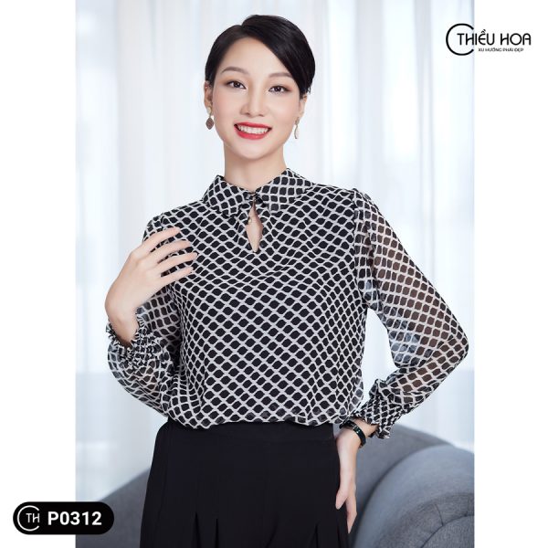Gửi gắm yêu thương thông qua quần áo mới tặng mẹ