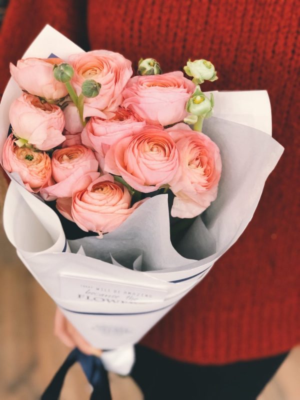 Một đóa hoa tươi thắm làm quà tặng mẹ