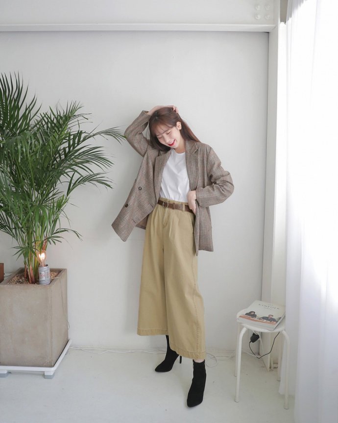 Áo blazer khoác ngoài phối cùng quần ống rộng