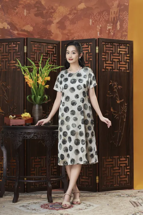 Đầm suông trung niên, chất liệu lụa satin cao cấp, form rộng mặc mát thương hiệu Thiều Hoa DD3L1022
