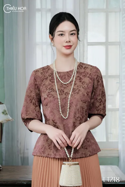 Áo Nữ Trung Niên được làm từ chất liệu Gấm Hàng Châu với thiết sang trọng cao cấp Thương hiệu Thiều Hoa AN3L1218