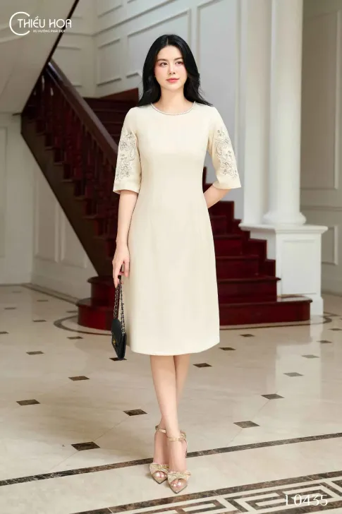 Đầm trung niên thiết kế thời trang trẻ trung nhã nhặn chất liệu Chéo Nhung co giãn nhẹ thương hiệu Thiều Hoa DD4L0435
