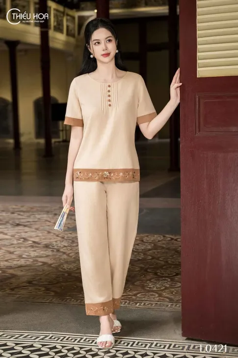Đồ bộ trung niên chất liệu Tơ Thái mềm mỏng thấm hút mồ hôi form dáng rộng rãi thương hiệu Thiều Hoa DB4L0421