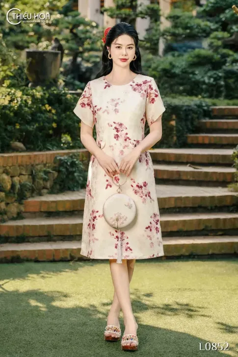 Đầm trung niên thiết kế trang nhã chất liệu Gấm Hoa dập vân nổi lạ mắt thương hiệu Thiều Hoa DD4L0852