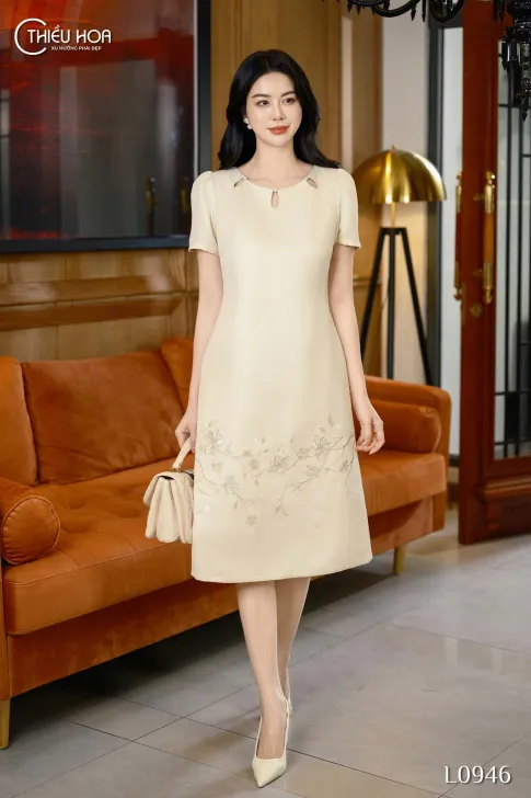 Đầm suông trung niên chất liệu vải dệt gân trúc thiết kế sang trọng thương hiệu Thiều Hoa DD4L0946