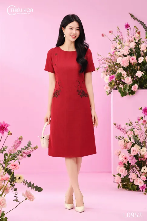Đầm suông trung niên thiết kế sang trọng chất liệu vải dệt ánh kim thương hiệu Thiều Hoa DD4L0952