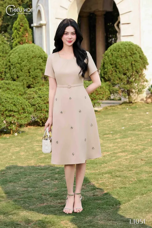Đầm trung niên thiết kế trang nhã chất liệu Xẹc Ý cao cấp co giãn nhẹ thương hiệu Thiều Hoa DD4L1051