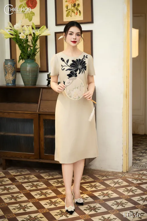 Đầm Suông Trung Niên Linen Thêu Hoa Nghệ Thuật Thương Hiệu Thiều Hoa DD5L0136