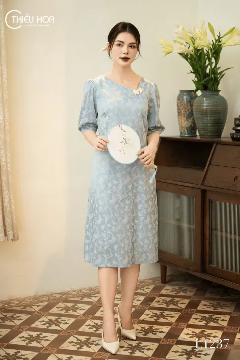 Đầm suông trung niên cổ V chất liệu Gấm thêu cánh bướm thương hiệu Thiều Hoa DD4L1237