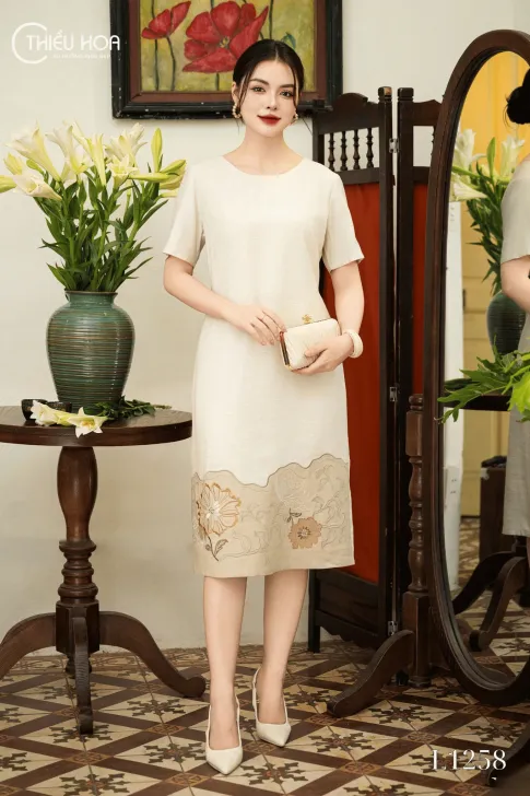 Đầm Suông Trung Niên Linen Thêu Hoa Gấu Váy Thương Hiệu Thiều Hoa DD4L1258
