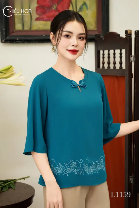 Áo kiểu nữ trung niên thêu hoa nghệ thuật chất liệu Tằm Ý cao cấp thương hiệu Thiều Hoa AN4L1159