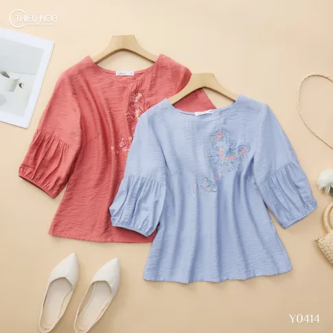 Áo Trung Niên Linen Gân Thêu Hoa Thiều Hoa AN5Y0414 – Thanh Lịch & Trẻ Trung