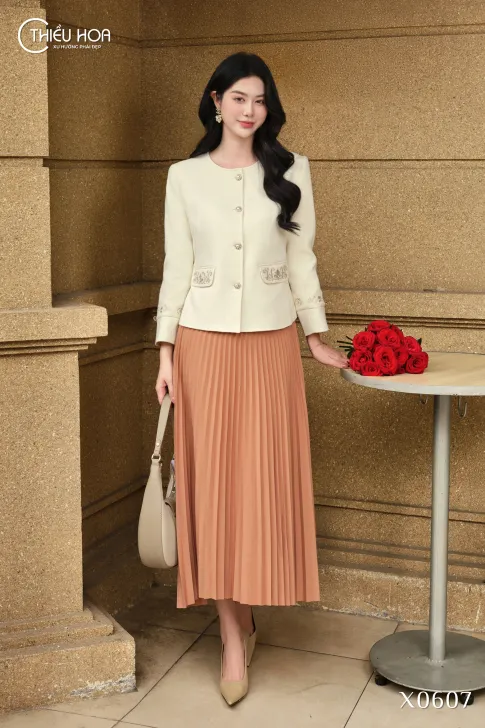 Áo Khoác Trung Niên Tweed Cao Cấp Viền Thêu Hoa Nút Ngọc Trai Ánh Vàng AK5X0607 – Thiều Hoa