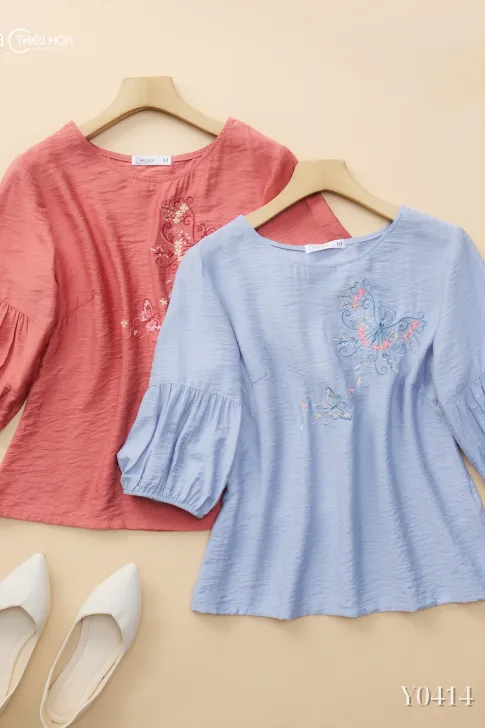 Áo Trung Niên Linen Gân Thêu Hoa Thiều Hoa AN5Y0414 – Thanh Lịch & Trẻ Trung