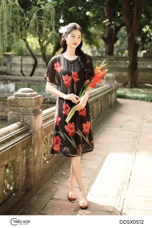 Đầm Trung Niên Dạo Phố Chiffon Hoa Tulip Đỏ DD5X0512 – Thoáng Mát, Tôn Dáng, Sang Trọng
