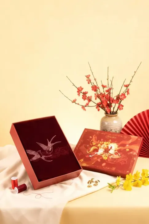 Combo Quà Tết 2026 Ý Nghĩa: Hộp quà Daily Thiều Hoa  - Áo Trung Niên Thiết Kế AN5Y0419