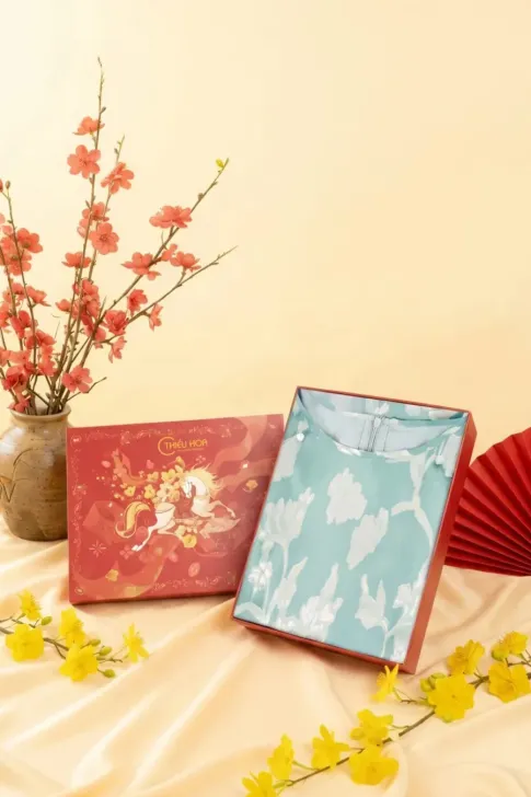 Combo Quà Tết Sang Trọng 2026: Hộp Quà Daily & Đầm Trung Niên Voan Hoa TT5X0533