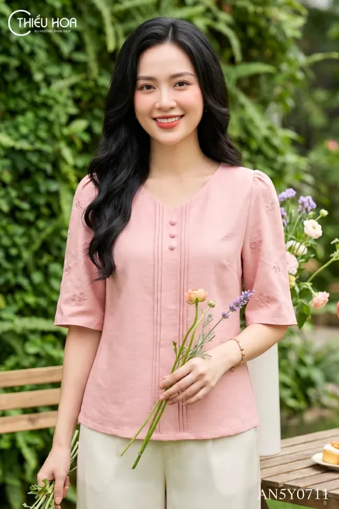 Áo Kiểu Trung Niên Vải Đũi Thiết Kế Xếp Ly Thêu Hoa Thanh Lịch AN5Y0711 - Thiều Hoa