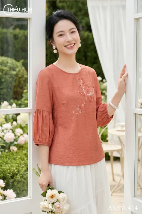 Áo Trung Niên Linen Gân Thêu Hoa Thiều Hoa AN5Y0414 – Thanh Lịch & Trẻ Trung