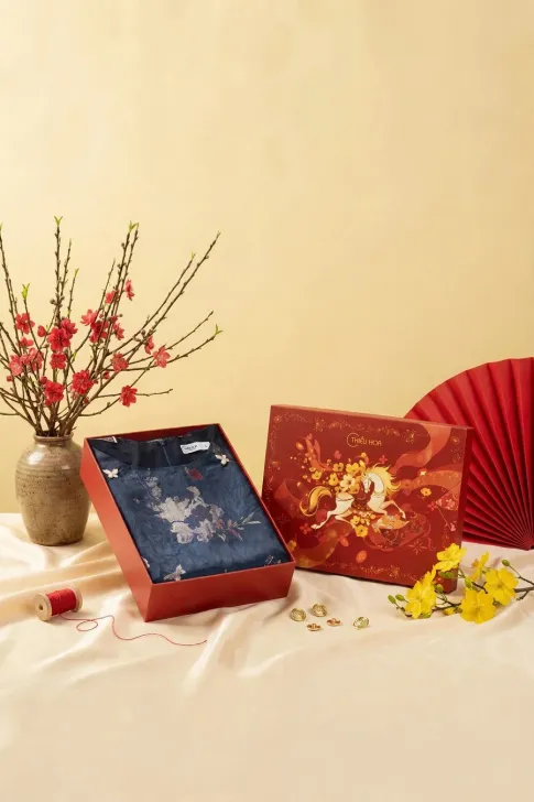 Combo Quà Tết Sang Trọng 2026 : Hộp Quà Daily Thiều Hoa & Đầm Trung Niên Thiết Kế DD5L0235