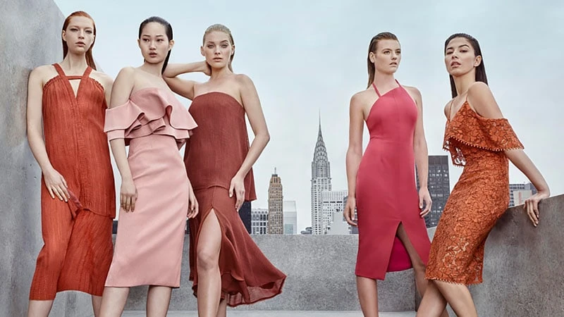 Trang phục tham dự những buổi tiệc cocktail không cần đến sự trang trọng