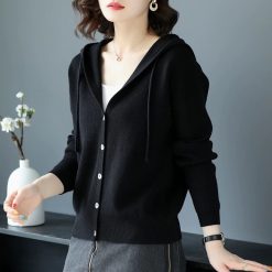 Áo khoác len màu đen cho những bạn thích sự đơn giản, tiện lợi