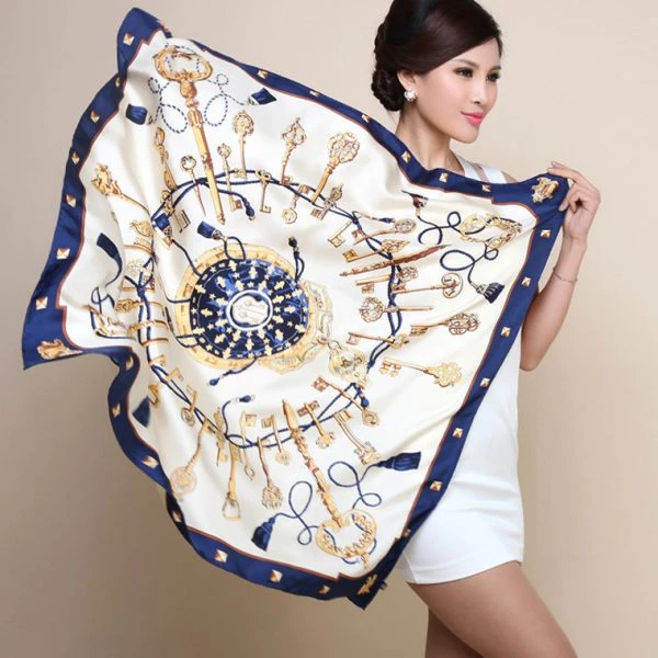 Khăn quàng vuông cho các chị em