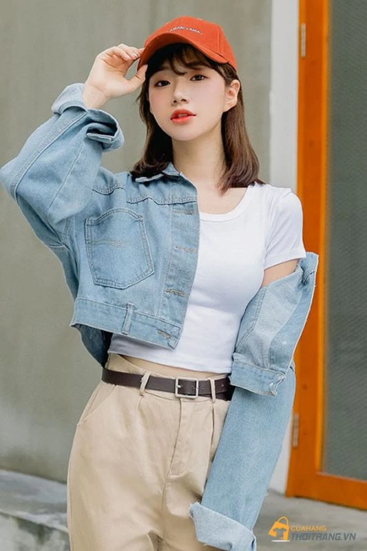 Phối áo thun với áo khoác jean nữ