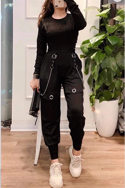 Cá tính, cool ngầu phối áo thun phong cách nổi loạn.