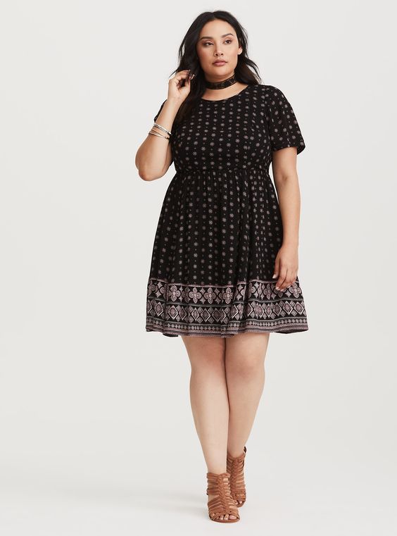 Một chiếc váy có họa tiết nhỏ nhắn sẽ giúp người mập trông cân đối hơn