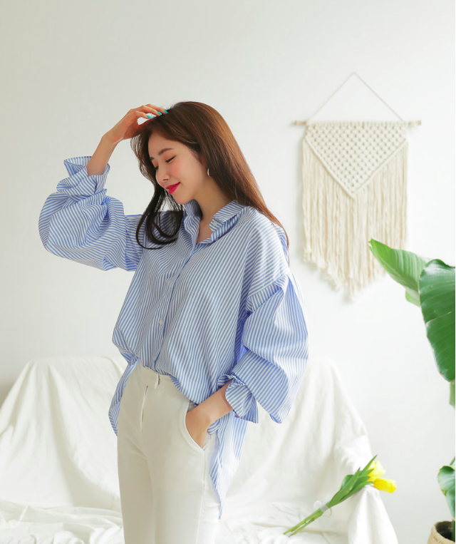Sơ mi tay phồng đang là xu hướng được chị em phụ nữ lăng xê.