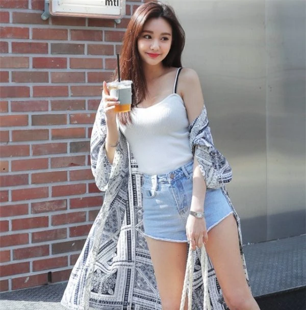 Mix đồ đi biển với phụ kiện thêm phần cuốn hút và phong cách
