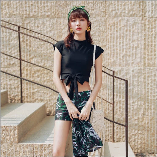 Quần đi biển kết hợp với áo croptop tạo cảm giác mới mẻ và trẻ trung