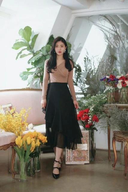 Quyến rũ trong set đồ phối cùng chân váy đen xếp tầng
