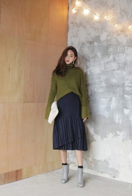 Thanh lịch với sự kết hợp giữa áo len và váy đen dài