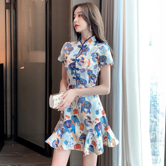 Cô gái thời trang với sườn xám cách điệu