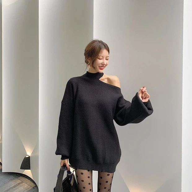 Váy dài phối cùng quần tất họa tiết, mẹ bầu cũng có thể bon chen được với kiểu trang phục này