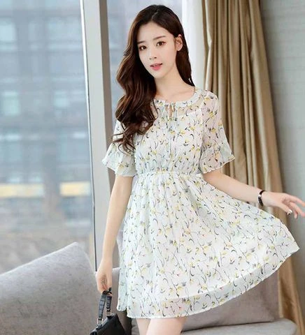 Họa tiết hoa nhí với màu sắc nhẹ nhàng giúp nàng thanh lịch và mát mẻ hơn với mùa hè