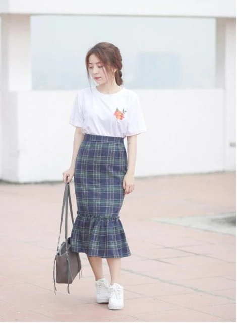 Diện chân váy caro xuống phố thu hút mọi ánh nhìn