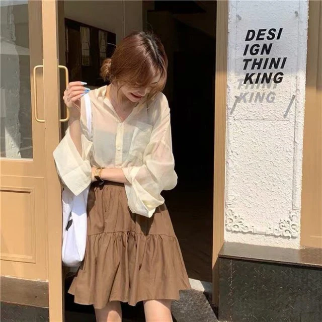 Diện áo sơ mi xuyên thấu thêm gợi cảm và thu hút