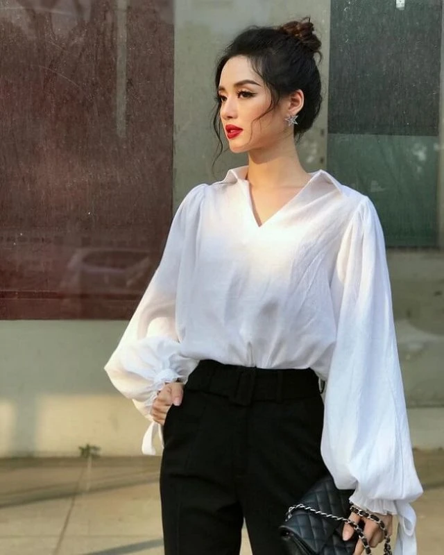 Sơ mi tay bồng điệu đà phối cùng quần tây đen giúp nàng thêm tinh tế