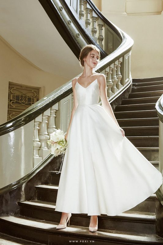 Hiện nay, chất liệu và kiểu dáng váy cưới càng đơn giản càng được nhiều người yêu thích.