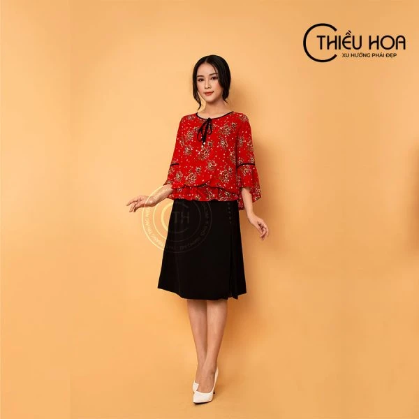 Chân váy đen kết hợp với áo gì