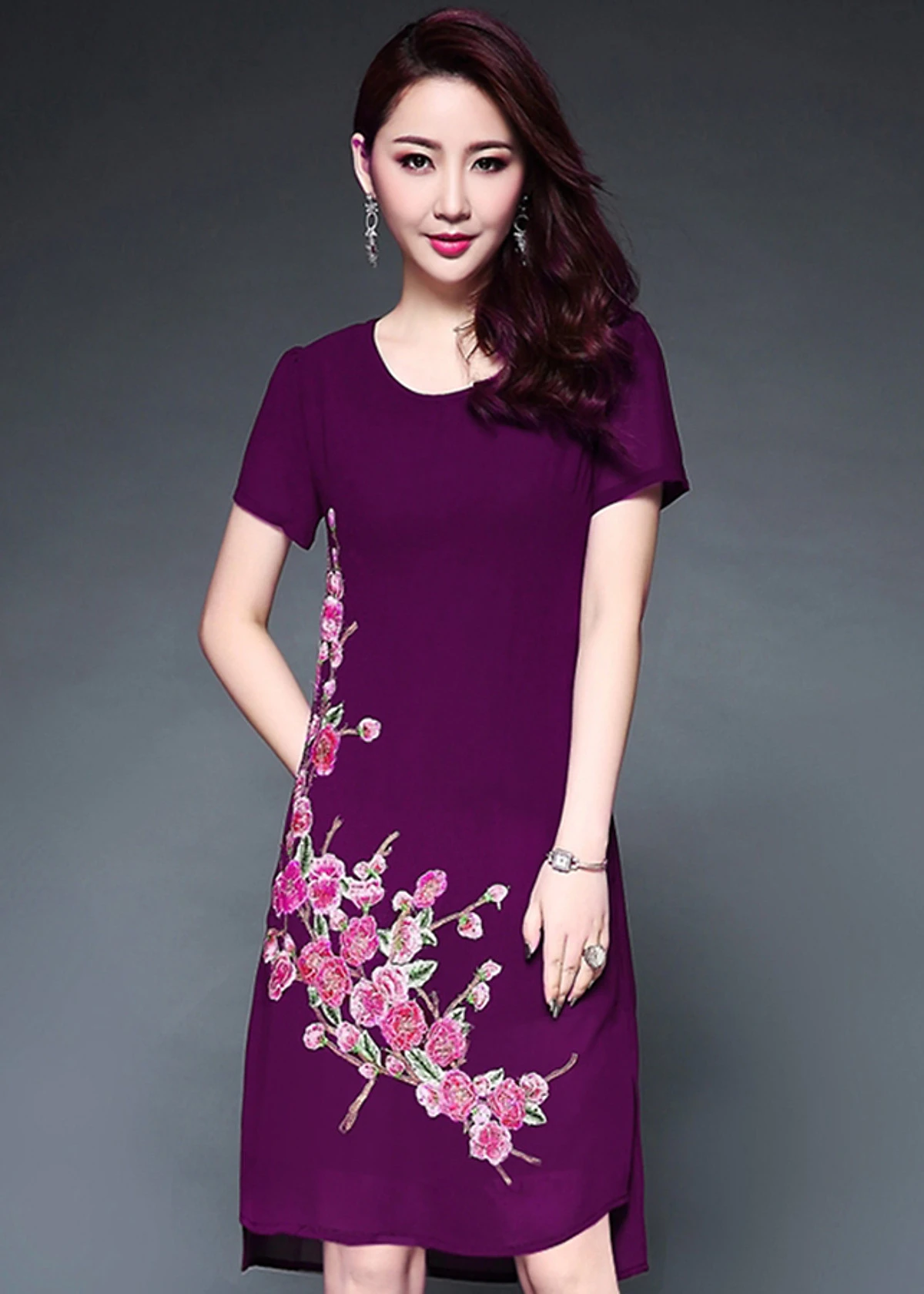 Quý phái cùng đầm thêu hoa