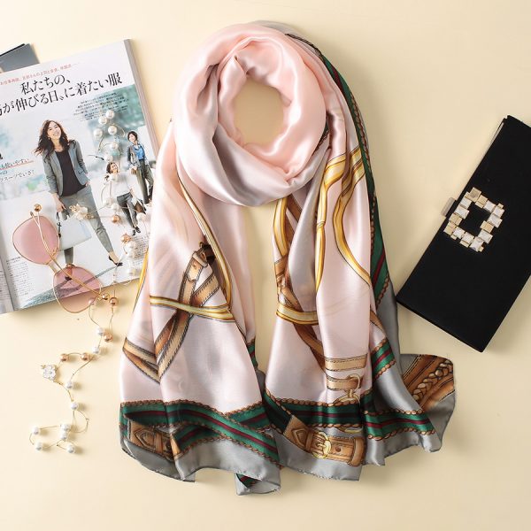 Nhung Anh Silk nổi tiếng với nhiều mẫu mã khăn quàng đẹp.