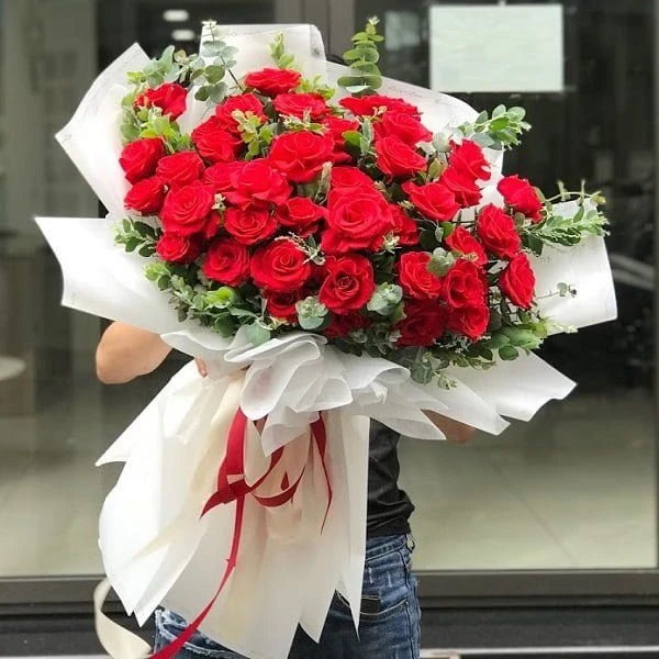 Một bó hoa tươi sẽ là một món quà lãng mạn, ý nghĩa