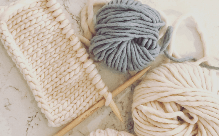 Nên chọn sợi len và kim đan to khi mới bắt đầu học đan len