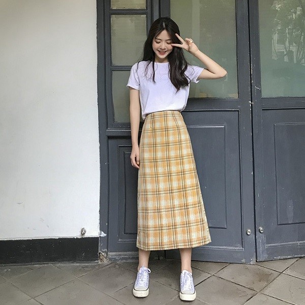 Chân váy kẻ sọc phong cách Hàn Quốc tôn lên vẻ hiện đại, trẻ trung.