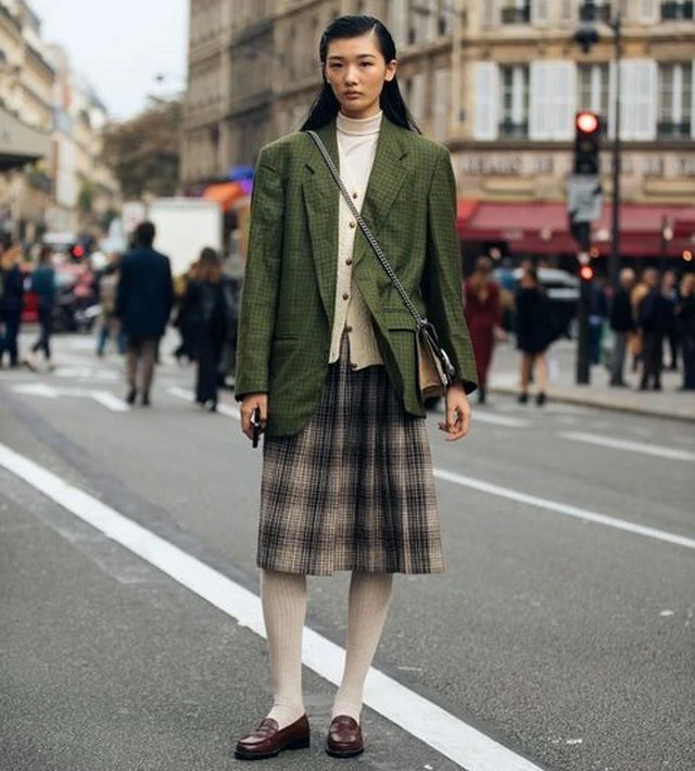 Mẹo những cách mix chân váy kẻ caro chuẩn phong cách Hàn Quốc - ALONGWALKER