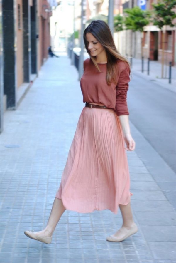 Chân váy midi hồng và áo len dài tay